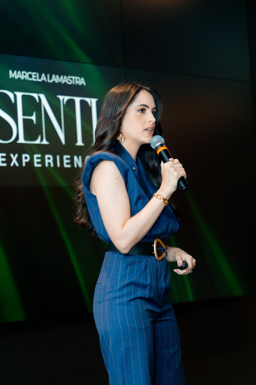 Marcela Lamastra no palco do Essential Experience